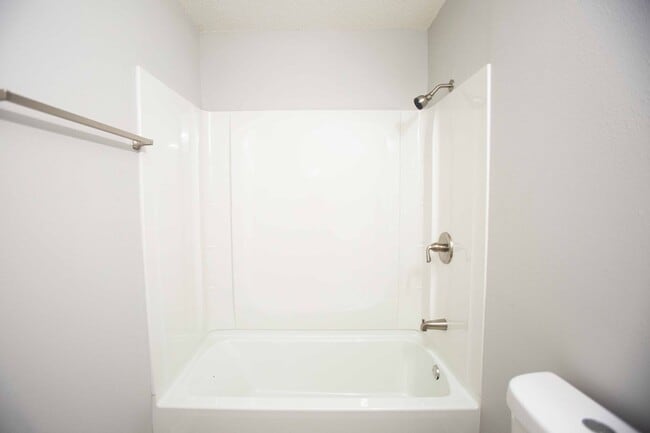 Building Photo - 3 bed, 1 bath home, fully updated!