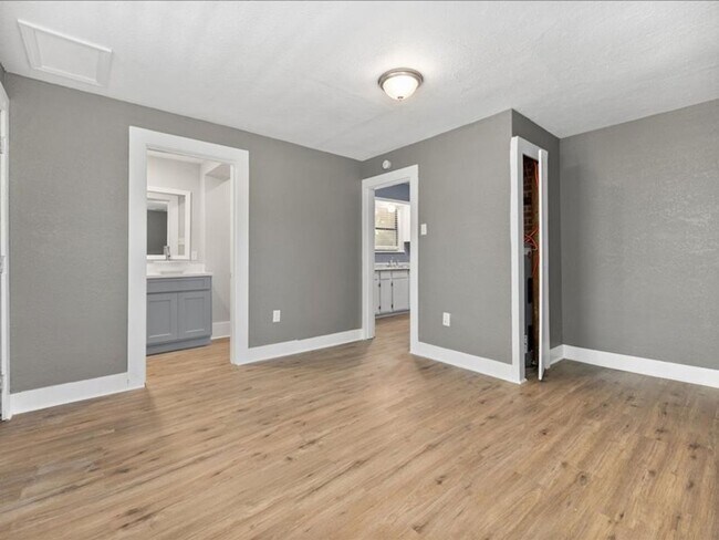 Building Photo - Recently Renovated Fort Worth Charmer