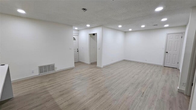 Building Photo - 741 S Glen Ln