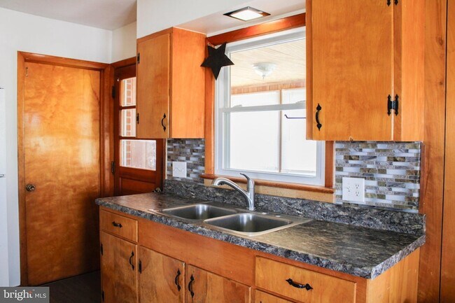 Building Photo - 481 Riffey Ln