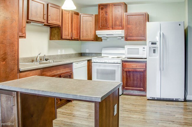 Building Photo - 3 br, 1 bath Apartment - Brennan Pointe II