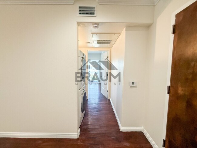 Building Photo - 332 S Virgil Ave