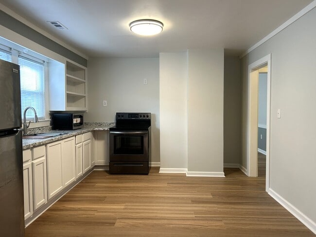 Building Photo - Cute Meadowview Bungalow; 3/1.5 Right in T...