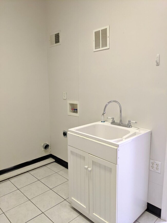Building Photo - ONE BEDROOM RENTAL! **ALL UTILITES INCLUDED**