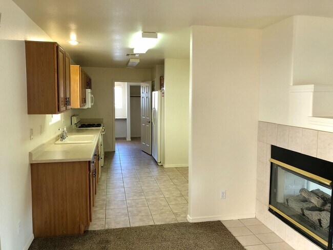 Building Photo - Beautiful 2 Bedroom, 2 bathroom Home in El Camino Village!