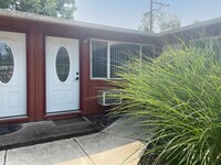Building Photo - Darling 2 bedroom condo with fenced yard
