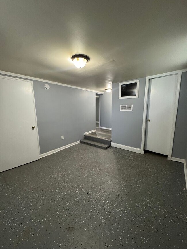 Building Photo - 2 Bedroom 1 Bathroom house in Calumet Park...