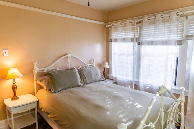 MAIN BEDROOM - 1762 Vista Del Mar Ave
