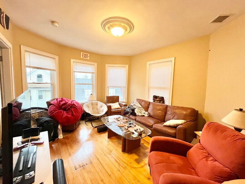 Building Photo - 44 Hillside St