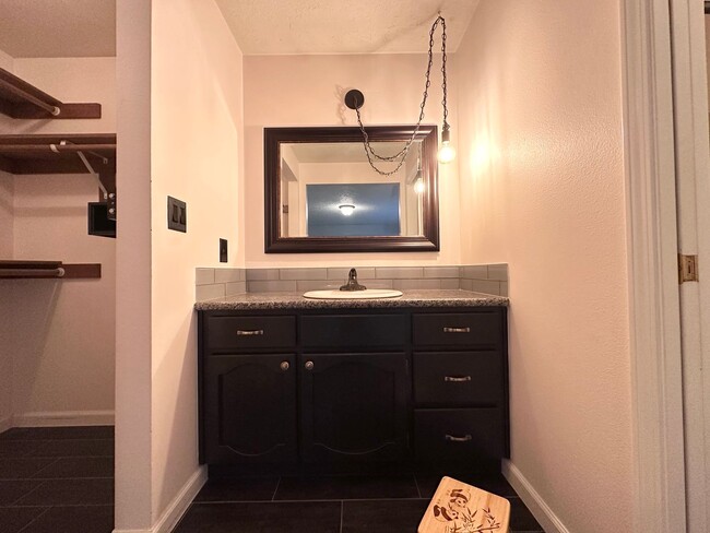 Building Photo - 3 Bed 2.5 Bath 3 Level Home w/ Furnished B...