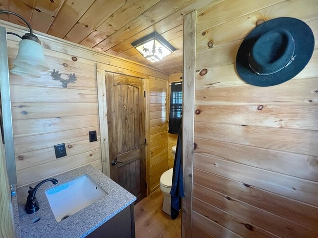 Building Photo - 412 W Day St