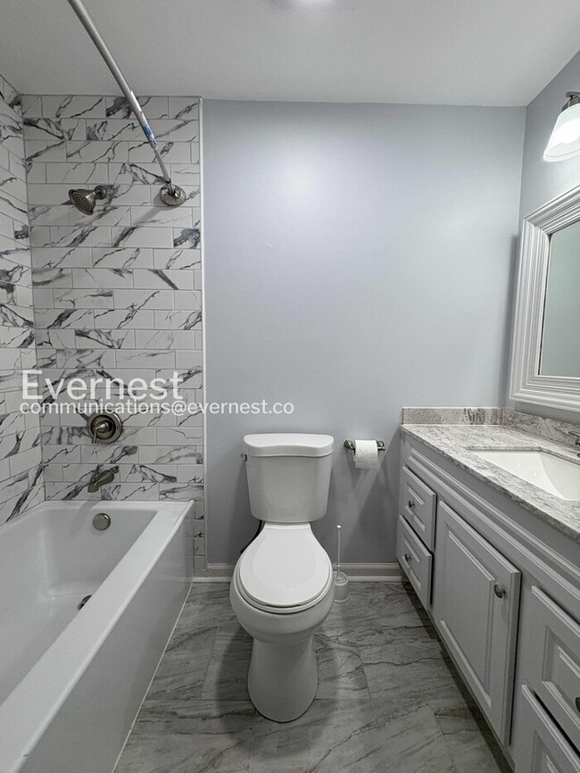 Building Photo - Spacious Town Home with Modern Amenities / 3 Beds & 2.5 Bath / Available Now!