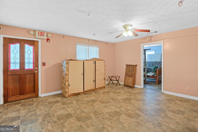 Building Photo - 492 Pine Rd