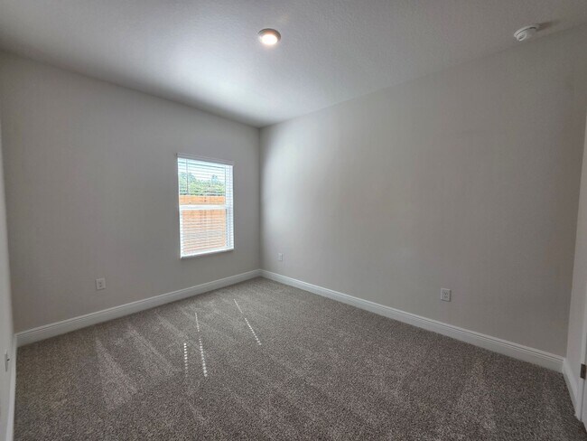 Building Photo - Brand new 5BR/3BA with Amenities Galore