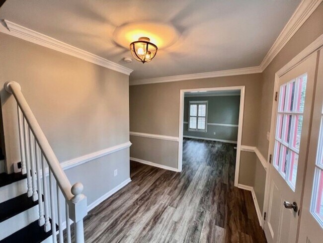 Building Photo - Colonial home with large yard