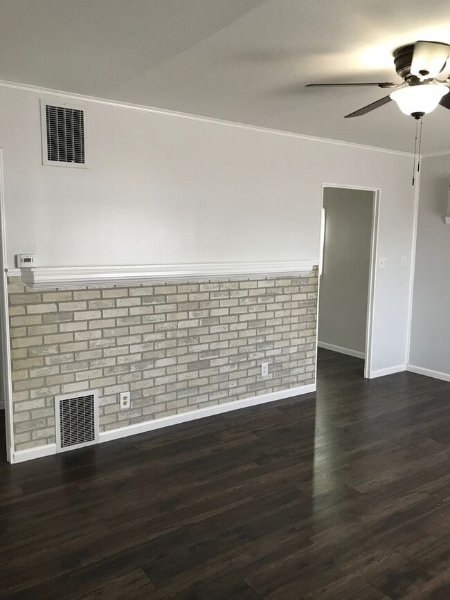 Building Photo - Bright and Cozy 2 Bedroom