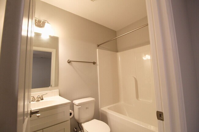 Building Photo - Spacious 3–4 Bedroom Townhome in Prime Loc...