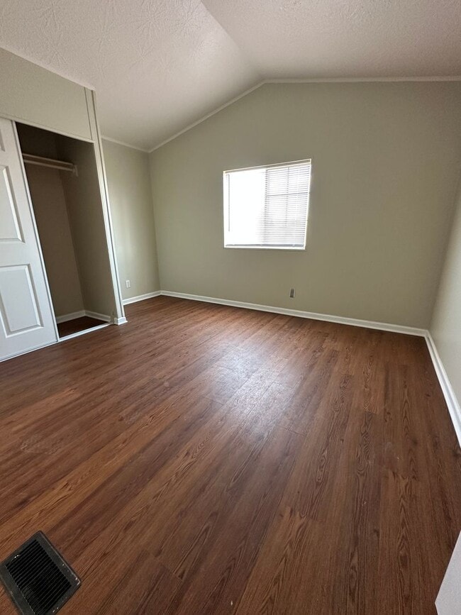Building Photo - 2 Bed, 2 bath
