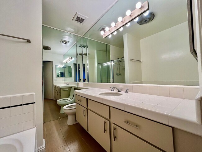 Building Photo - Charming, Light and Bright Wilshire Selby East with a spacious floor plan