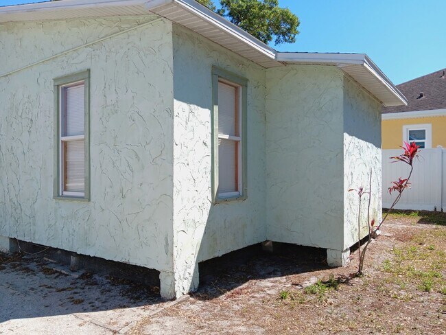 Building Photo - 2/1 bungalow in north St Pete