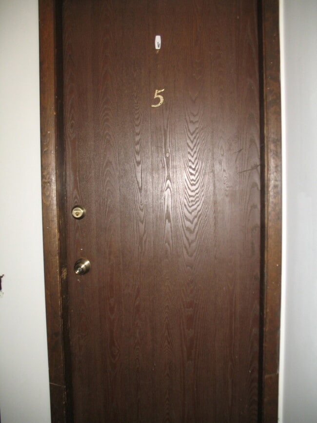 Building Photo - 709 W 65th St