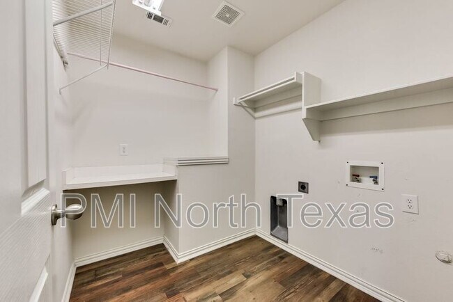 Building Photo - 1325 Mockingbird Dr