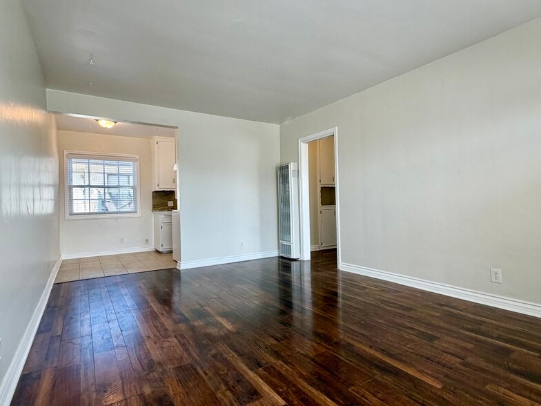 Building Photo - 982 W Hamilton Ave