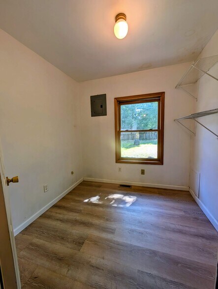 Building Photo - 301 Riverdale Dr