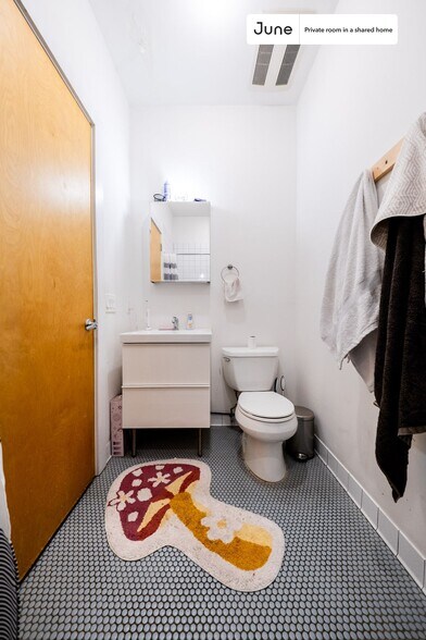 Building Photo - Private bedroom in 6 bed/2 bath Home