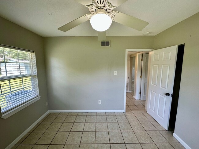 Building Photo - 2 bedroom 1 bath house for rent in Pensaco...