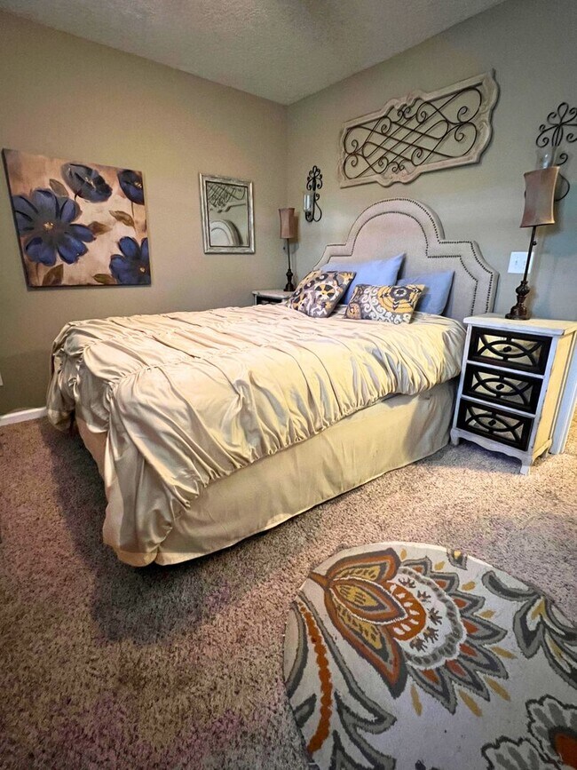 Building Photo - 3-Bedroom, 2-Bath Home with Pool Access an...