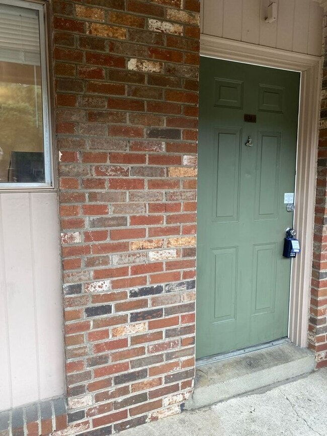 Building Photo - FULLY REMODELED West End Condo!  Convenient to everything!