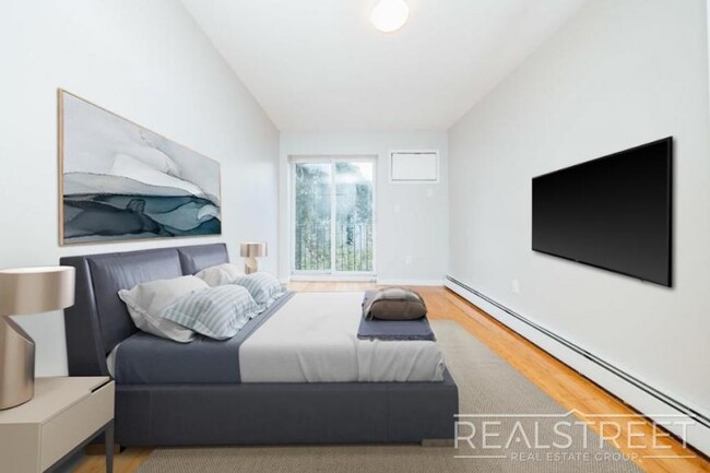Building Photo - 3 bedroom in BROOKLYN NY 11233