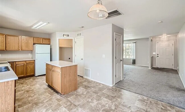 Building Photo - Townhouse Eller Grove