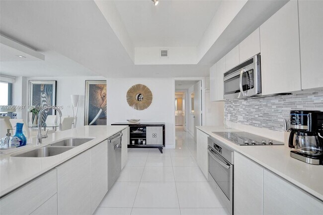 Building Photo - 2600 E Hallandale Beach Blvd