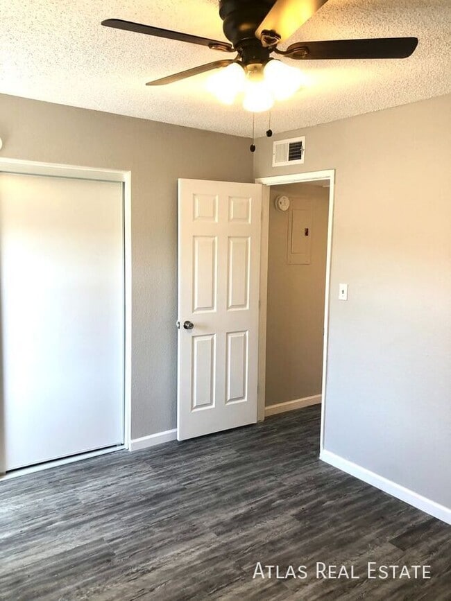 Building Photo - 465 W Ivyglen St