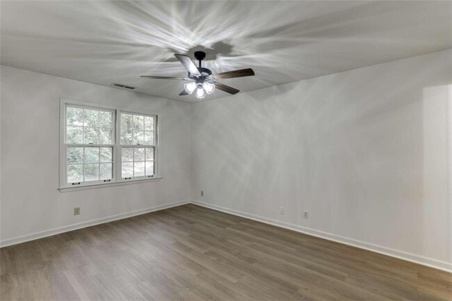 Building Photo - 1373 W Prospect Dr NE