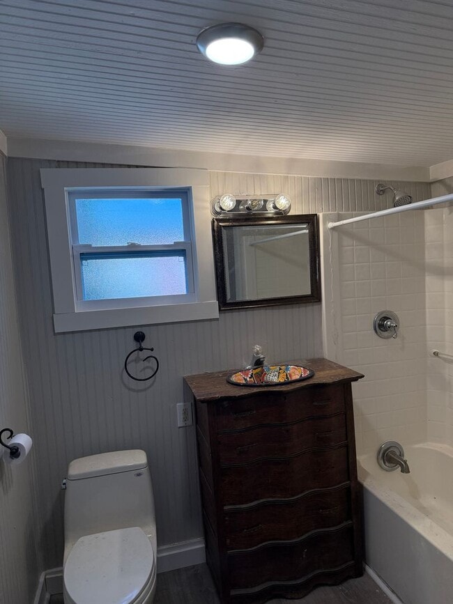 Building Photo - 2 bed 1 bath