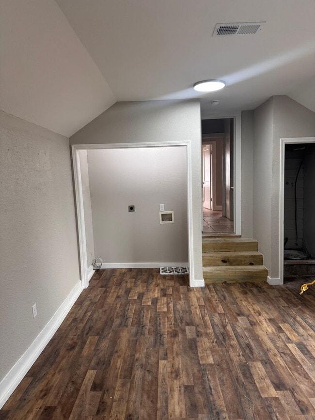 Building Photo - Call Heather about the move in special on this 2 bedroom house.