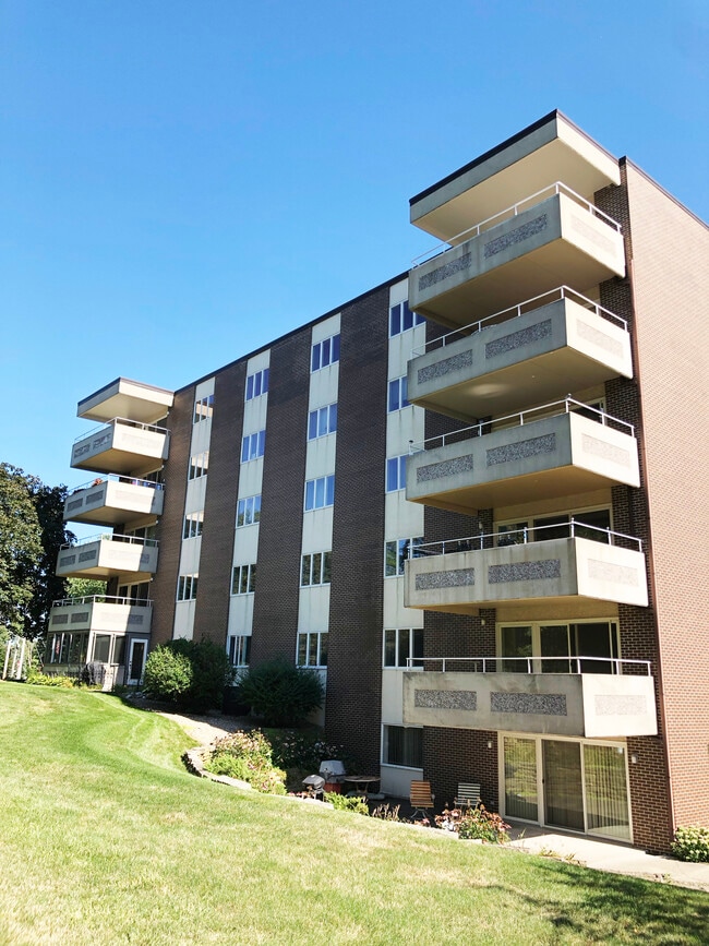 Primary Photo - Lincoln Tower Apartments