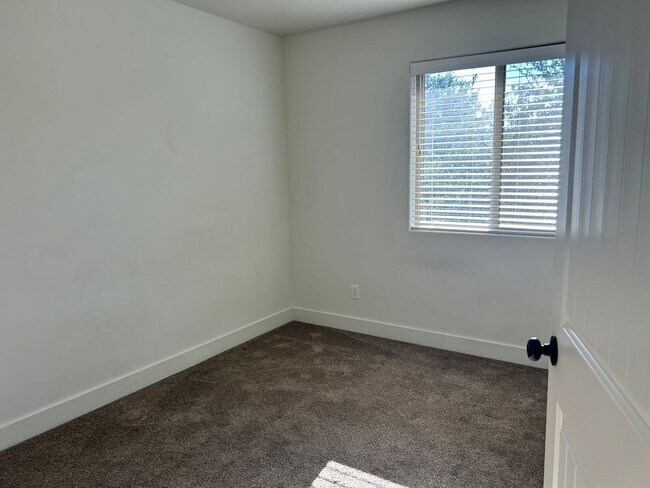 Building Photo - Dog Friendly 4 Bedroom Townhome. $200 First Full Month's Rent!