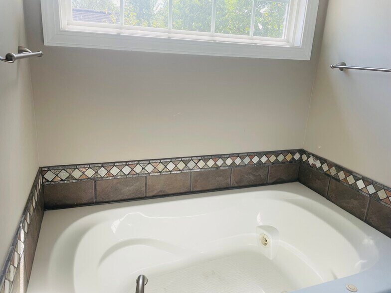 Building Photo - 5670 Honey Locust Dr