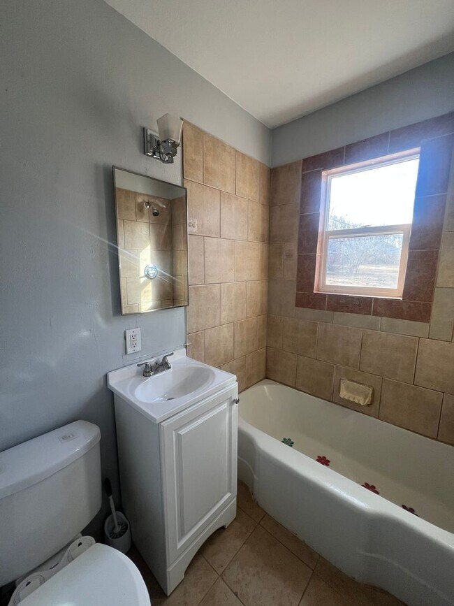 Building Photo - Downtown Living with a Massive Yard 3 Bed 1 Bath $1965.00