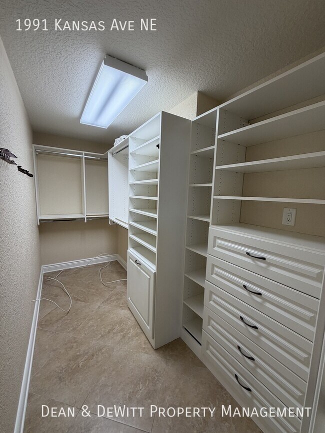 Building Photo - 1991 Kansas Ave NE