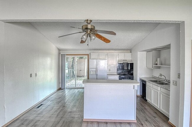 Building Photo - 2264 Donna Dr