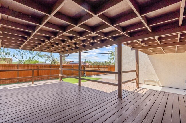 Building Photo - Gorgeous home near UA