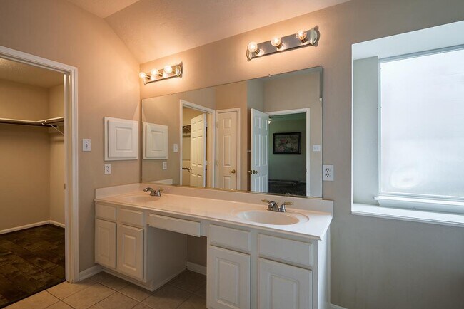 Building Photo - 23 Heron Hollow Ct