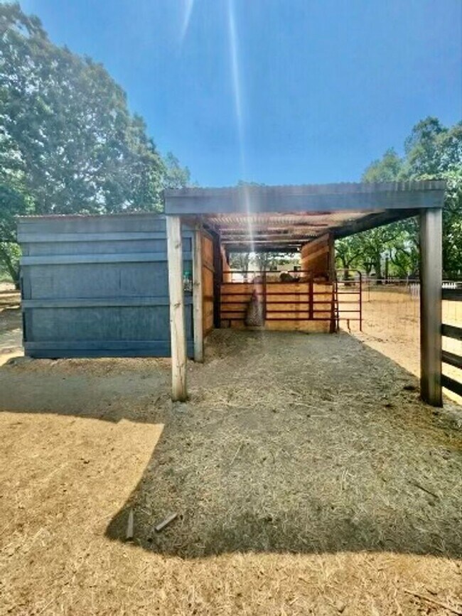Building Photo - Horse property on 2.8 acres in Ruch with 2...