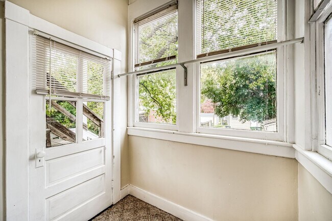 Building Photo - 3127 W Franklin St