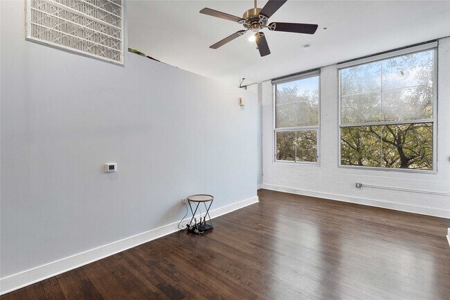 Building Photo - 1312 Live Oak St